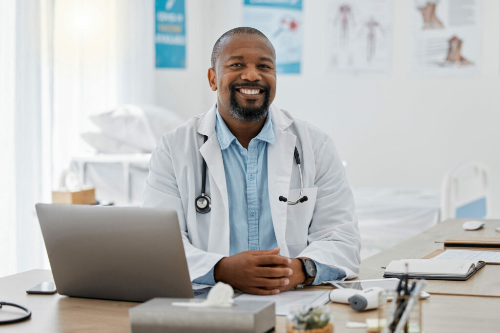 Médecin, travailleur de la santé dans son cabinet